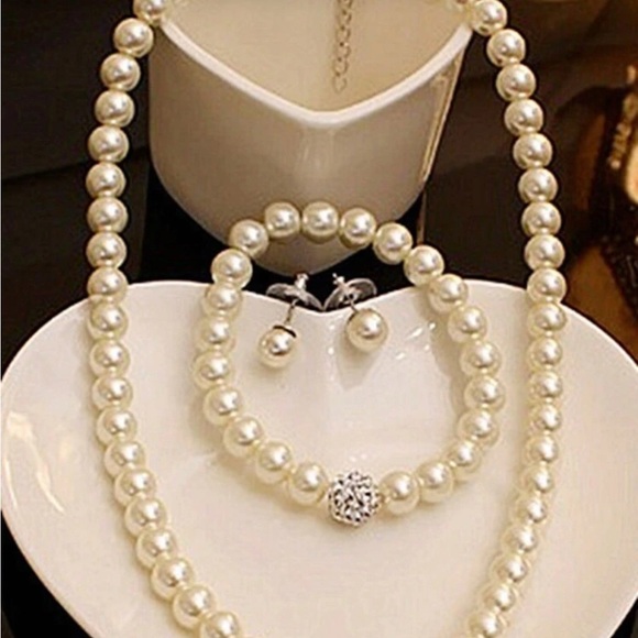 Pearl Jewelry Set (necklace, bracelet, and earrings) - Picture 2 of 4